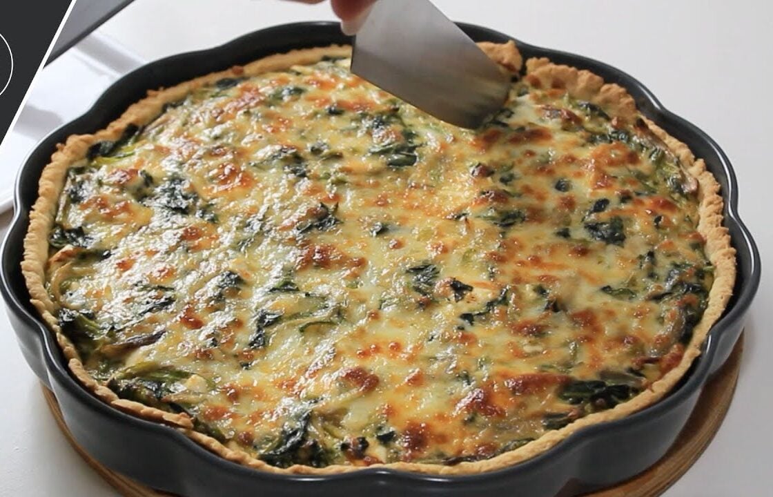 Křehký špenátový Quiche s feta sýrem, karamelizovanou cibulí a zlatavým čedarem