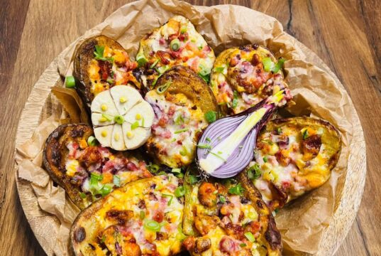 Sedlácké bramborové lodičky s brynzou, slaninou a sýrem