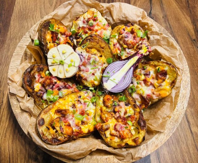 Sedlácké bramborové lodičky s brynzou, slaninou a sýrem