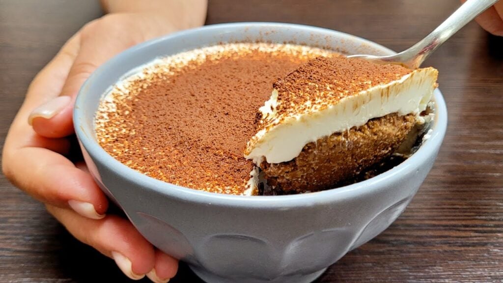 Banánovo-ovesné tiramisu s jogurtovo-mascarpone krémovou polevou a kakaovým popraškem