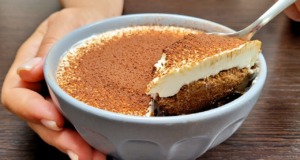 Zdravé banánovo-ovesné tiramisu s jogurtovo-mascarpone krémem: Dokonalý dezert bez výčitek Banánovo-ovesné tiramisu s jogurtovo-mascarpone krémovou polevou a kakaovým popraškem
