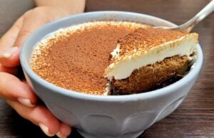 Banánovo-ovesné tiramisu s jogurtovo-mascarpone krémovou polevou a kakaovým popraškem