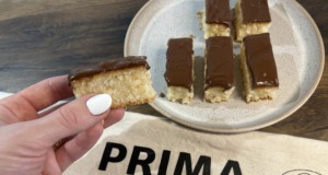 Rychlý kokosový koláč s čokoládovou polevou – jednoduchý recept, který zvládnou i děti
