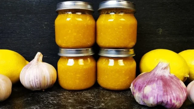 Zdravá citronovo-česneková směs s kurkumou a medem: Elixír zdraví Zdravá citronovo-česneková směs s kurkumou a medem: Elixír zdraví