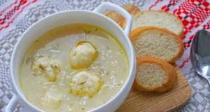 Domácí česneková polévka s nadýchanými sýrovými knedlíčky Domácí česneková polévka s nadýchanými sýrovými knedlíčky