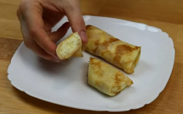 Hřejivé palačinky s tvarohovou náplní a rozinkami: Snídaně plná chuti!