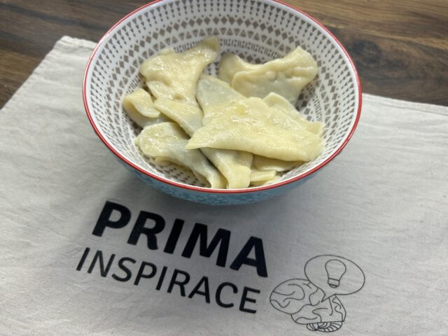 Domácí pirohy s povidly a tvarohem: Jemné těsto a chuť, která vrací do dětství