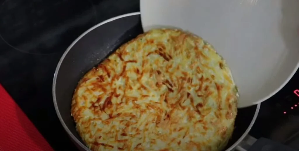 Křupavá bramborová placka se sýrem a vejci: Jednoduchý recept ve stylu pizzy