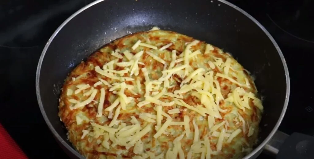 Křupavá bramborová placka se sýrem a vejci: Jednoduchý recept ve stylu pizzy