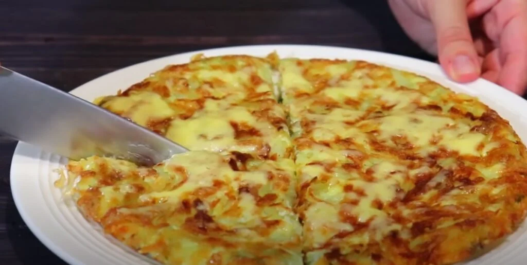 Křupavá bramborová placka se sýrem a vejci: Jednoduchý recept ve stylu pizzy