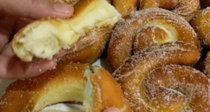 Nadýchané smažené spirály obalené v cukru: Lahodné domácí koblihy Nadýchané smažené spirály obalené v cukru: Lahodné domácí koblihy
