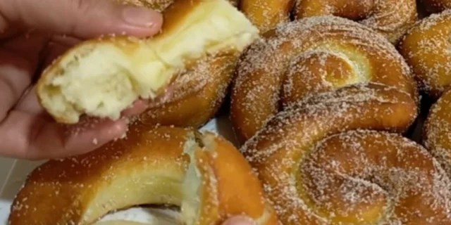 Nadýchané smažené spirály obalené v cukru: Lahodné domácí koblihy Nadýchané smažené spirály obalené v cukru: Lahodné domácí koblihy