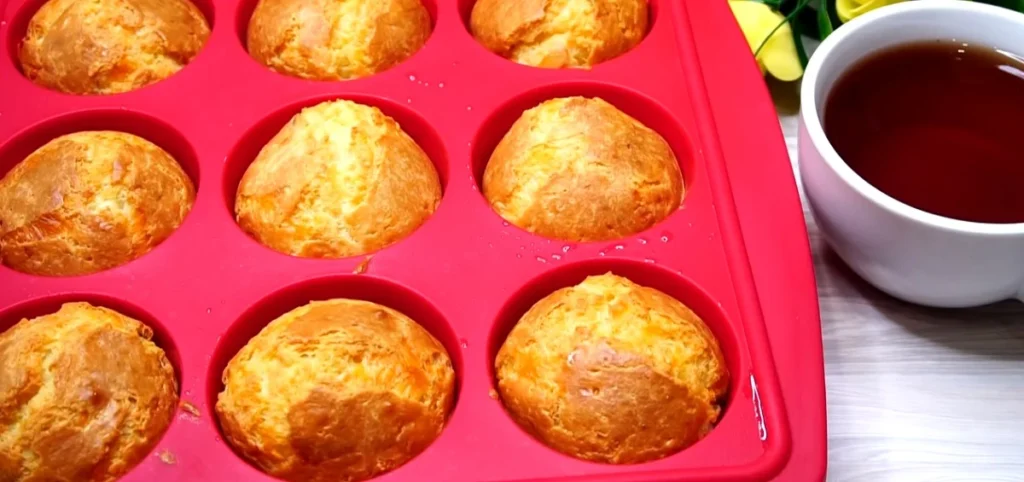 Křehké kefírové muffiny s tuňákem a sýrem: Perfektní pohoštění pro každou příležitost