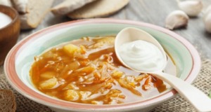 Sytá zeleninová polévka se slaninou a jíškou: Hřejivý pokrm pro chladné dny Sytá zeleninová polévka se slaninou a jíškou: Hřejivý pokrm pro chladné dny