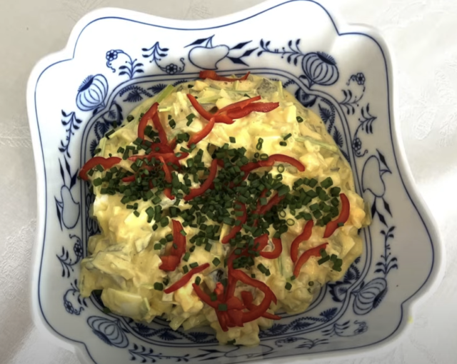 Vajíčkový salát s bramborou, nakládanými okurkami a jemnou majonézou: Harmonická kombinace chutí ve svěžím domácím salátu