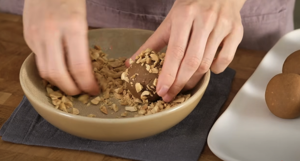 Nepečené piškotové kuličky s mascarpone, Nutellou a arašídy: Rychlá sladká pochoutka