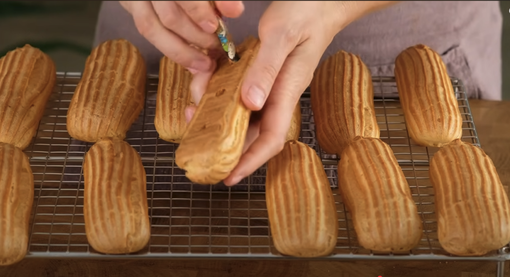 Elegantní eclairs s jemným máslovým krémem, kondenzovaným mlékem a čokoládovou polevou