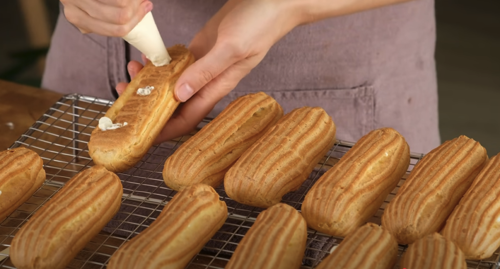 Elegantní eclairs s jemným máslovým krémem, kondenzovaným mlékem a čokoládovou polevou