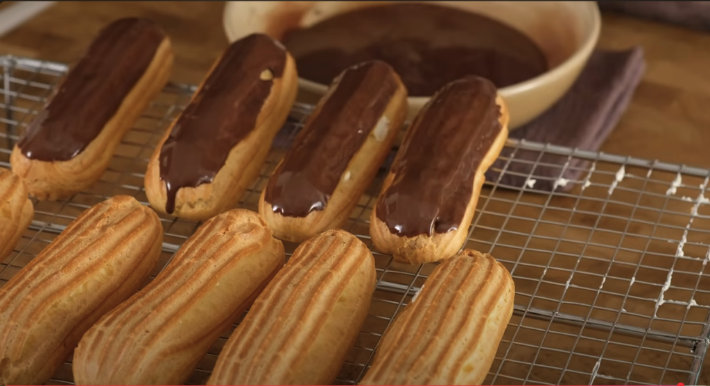 Elegantní eclairs s jemným máslovým krémem, kondenzovaným mlékem a čokoládovou polevou