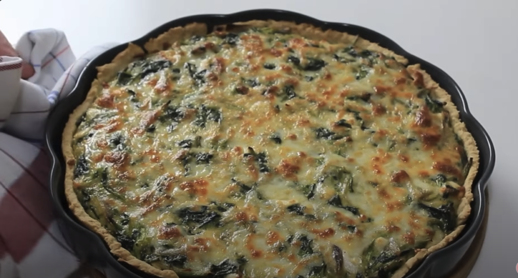 Křehký špenátový Quiche s feta sýrem, karamelizovanou cibulí a zlatavým čedarem