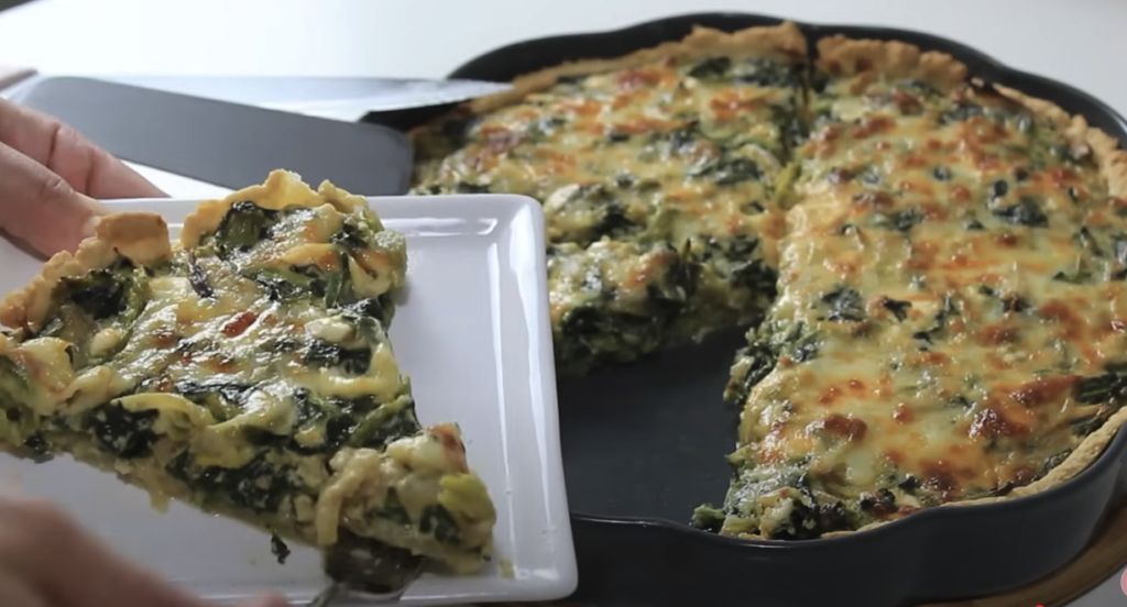 Křehký špenátový Quiche s feta sýrem, karamelizovanou cibulí a zlatavým čedarem