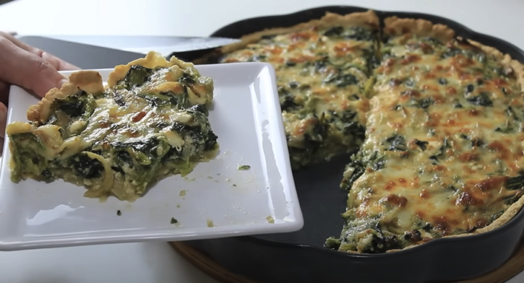 Křehký špenátový Quiche s feta sýrem, karamelizovanou cibulí a zlatavým čedarem