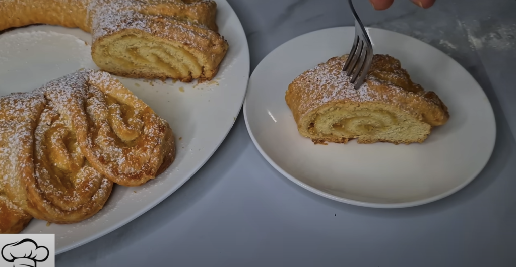 Sluneční jablečná roláda s citronovým nádechem: Zlatý poklad ideální k horkému čaji!