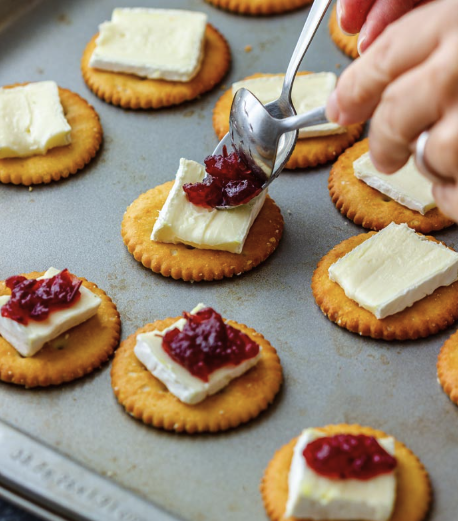 Krekrové jednohubky s jemným sýrem brie a brusinkovou omáčkou: Pouze 4 ingredience!