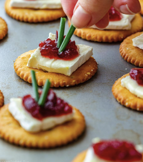 Krekrové jednohubky s jemným sýrem brie a brusinkovou omáčkou: Pouze 4 ingredience!