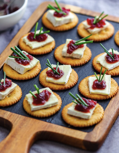 Krekrové jednohubky s jemným sýrem brie a brusinkovou omáčkou: Pouze 4 ingredience!