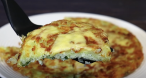 Bramborová placka se sýrem a vejci: Jednoduchý recept ve stylu pizzy Křupavá bramborová placka se sýrem a vejci: Jednoduchý recept ve stylu pizzy