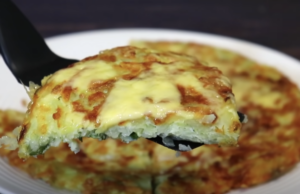 Bramborová placka se sýrem a vejci: Jednoduchý recept ve stylu pizzy Křupavá bramborová placka se sýrem a vejci: Jednoduchý recept ve stylu pizzy