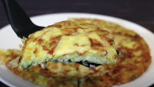 Křupavá bramborová placka se sýrem a vejci: Jednoduchý recept ve stylu pizzy Křupavá bramborová placka se sýrem a vejci: Jednoduchý recept ve stylu pizzy