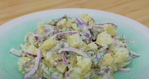 Krémový bramborový salát s okurkami, bylinkami a lahodnou zálivkou: Dokonalá příloha na každý stůl Krémový bramborový salát s okurkami, bylinkami a lahodnou zálivkou: Dokonalá příloha na každý stůl