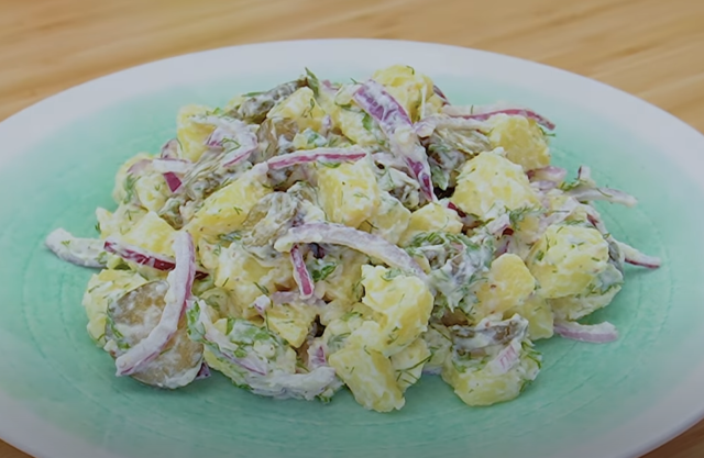 Krémový bramborový salát s okurkami, bylinkami a lahodnou zálivkou: Dokonalá příloha na každý stůl