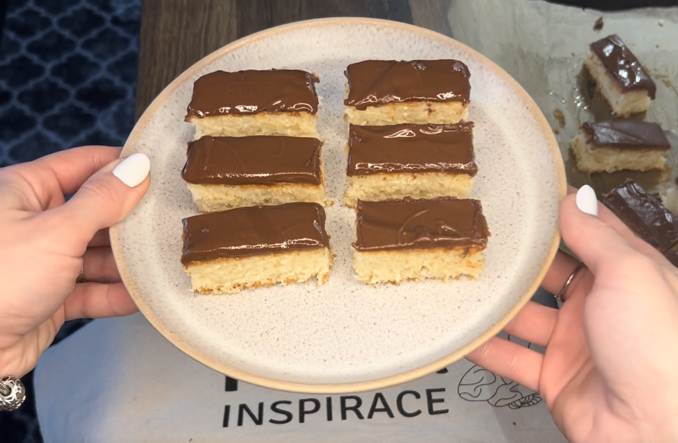 Rychlý kokosový koláč s čokoládovou polevou – jednoduchý recept, který zvládnou i děti