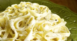Tradiční Fettuccine Alfredo: Italská klasika s máslem a parmazánem Tradiční Fettuccine Alfredo: Italská klasika s máslem a parmazánem