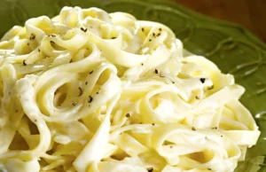 Tradiční Fettuccine Alfredo: Italská klasika s máslem a parmazánem