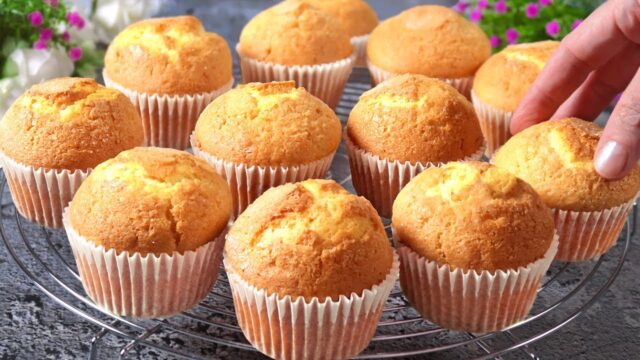 Nadýchané citronovo-jogurtové muffiny s jemnou cukrovou krustičkou: Sladký požitek na talíři! Nadýchané citronovo-jogurtové muffiny s jemnou cukrovou krustičkou: Sladký požitek na talíři!