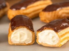 Elegantní eclairs s jemným máslovým krémem, kondenzovaným mlékem a čokoládovou polevou