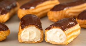 Eclairs s jemným máslovým krémem, kondenzovaným mlékem a čokoládovou polevou Elegantní eclairs s jemným máslovým krémem, kondenzovaným mlékem a čokoládovou polevou