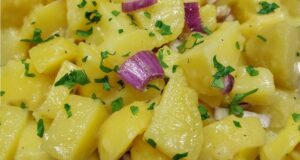 Tradiční vídeňský bramborový salát – chuťová klasika přímo z Rakouska