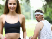 Kvůli nové sousedce ho nepoznávám: Manžel se chová jako puberťák a tajně číhá u kukátka