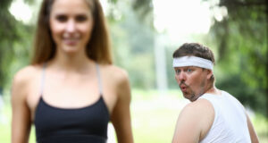 Kvůli nové sousedce ho nepoznávám: Manžel se chová jako puberťák a tajně číhá u kukátka