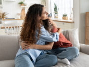 Jsem matkou vlastním sestrám: Máma se o ně nestará a přítel mi teď dal kruté ultimátum