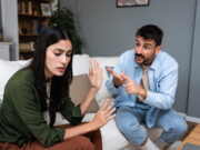 Přítel mi dávkuje kontakt s vlastní mámou: Žárlí na náš hezký vztah, nebo se mě snaží izolovat?