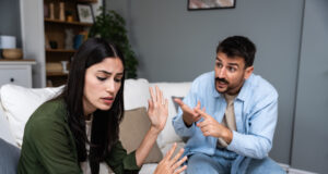 Přítel mi dávkuje kontakt s vlastní mámou: Žárlí na náš hezký vztah, nebo se mě snaží izolovat?