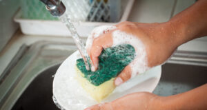 Kdy vyměnit mycí houbičku? Správná frekvence výměny pro hygienu a prevenci bakterií