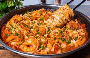 Oblíbené těstoviny na rajčatech se smaženými krevetami