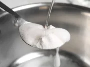 Dejte sbohem lepkavé mastnotě v kuchyni: Moje domácí pasta za pár korun vyčistí skříňky i digestoř bez námahy!